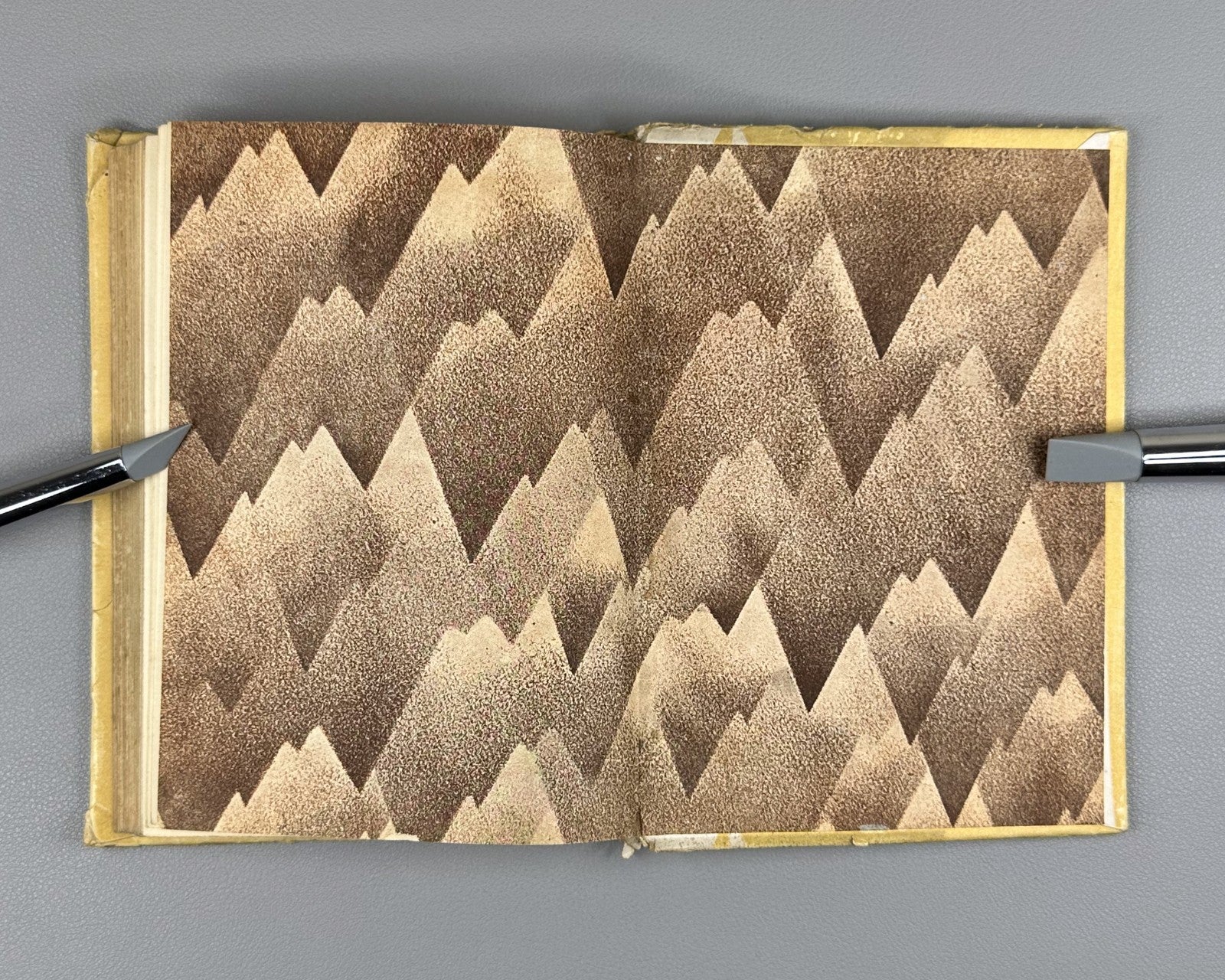 1st ed. in Rus Moussinac La Tête la première 1934 Муссинак Очертя голову Роман