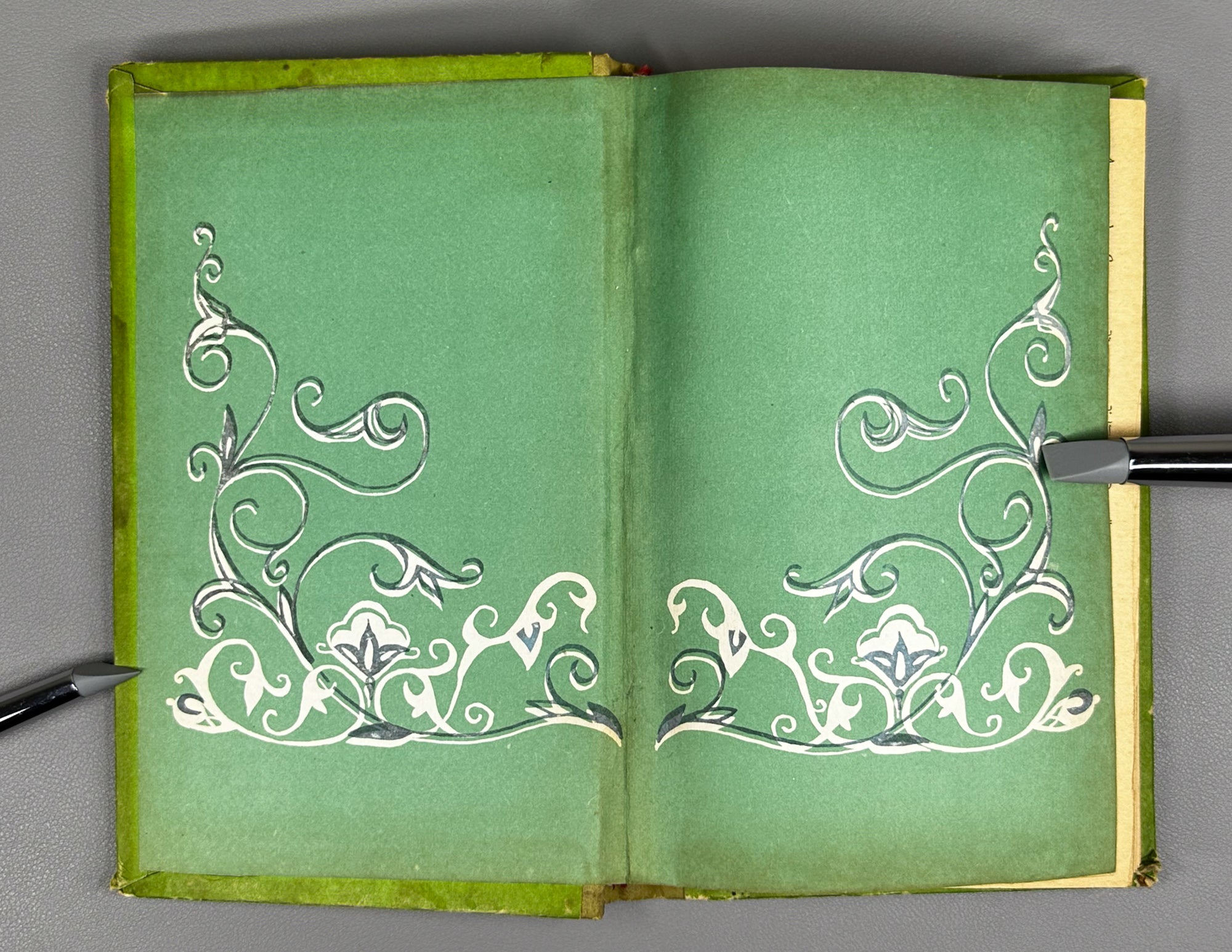«Hikāyahā: Stories» — A Collection of Contemporary Tajik Prose (Hikoyaho). Works by Fazliddin Mohammadiev, Yusuf Akobirov, Muhyiddin Khojaev, Sariban, Kuhzod, and Sattar Tursun, 1981. In Tajik (Persian-Arabic script).