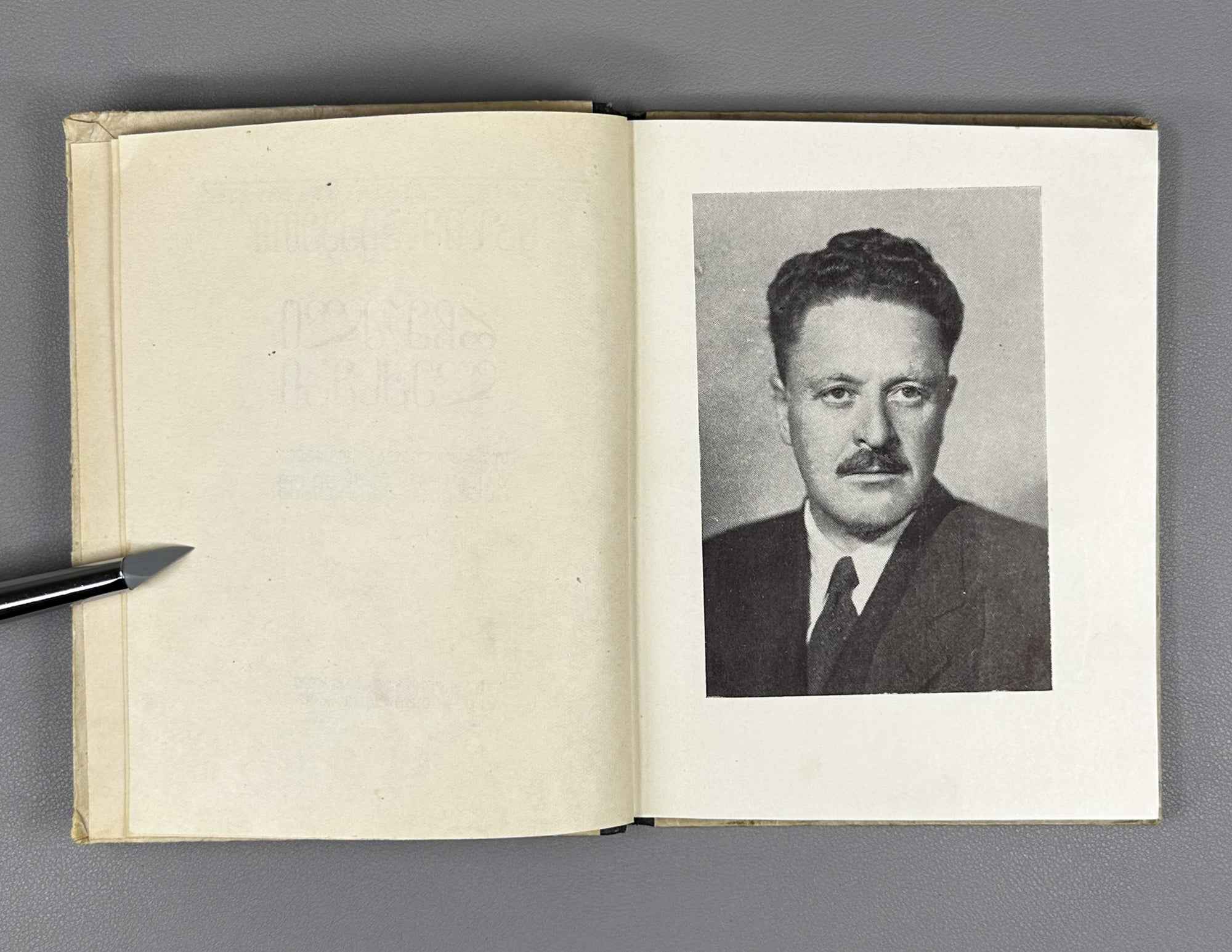 Hikmet, Nazim. Selected Poems (Rcheuli Leksebi) / translated from Turkish by Vakhtang Kekelidze, 1952. In Georgian.