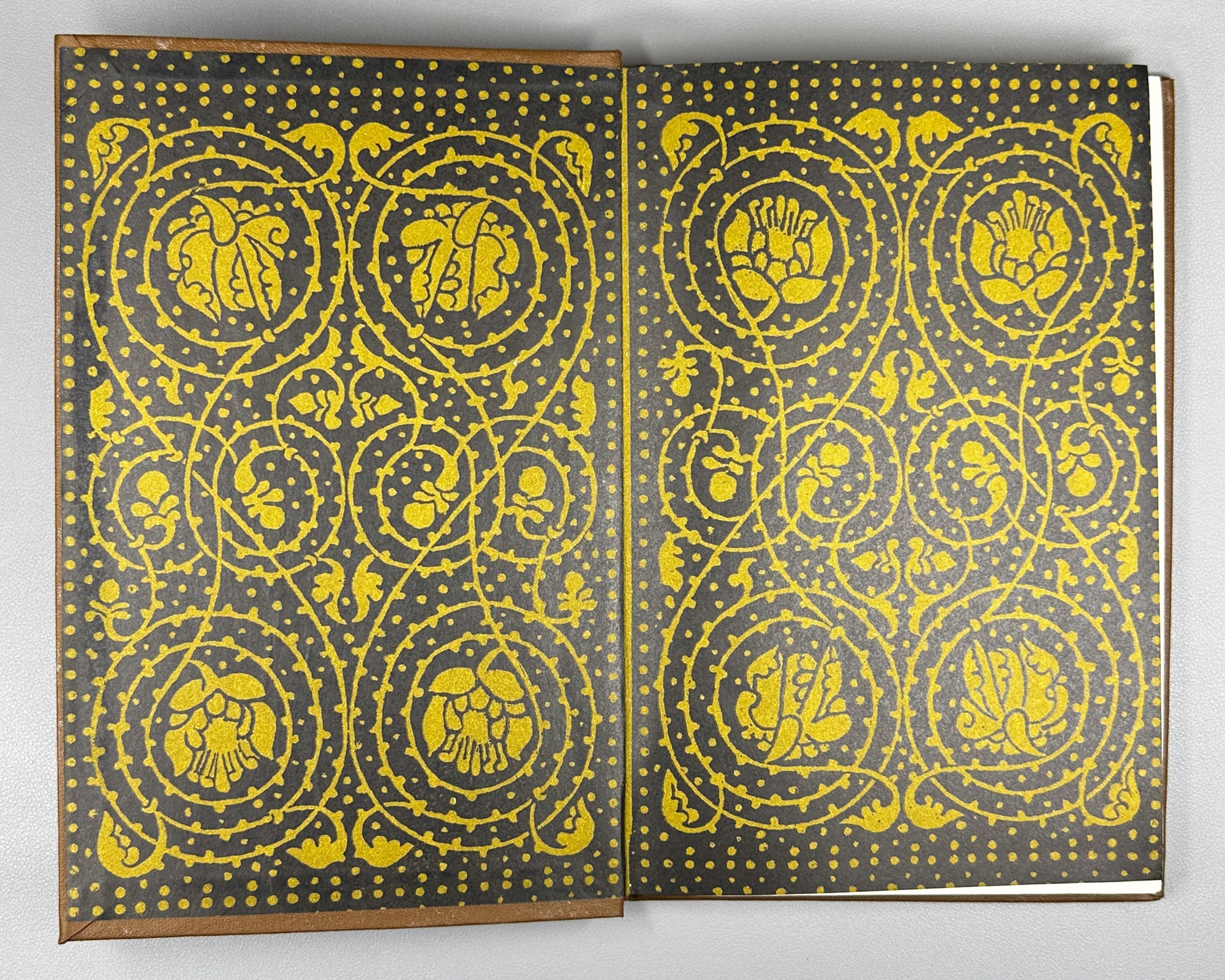Roustaveli, Chota. Le Preux a la peau de tigre (Vepkhistqaosani / Vityaz' v tigrovoy shkure). French text by Elisabeth Orbeliani and Solomon Iordanichvili, 1977. In French.