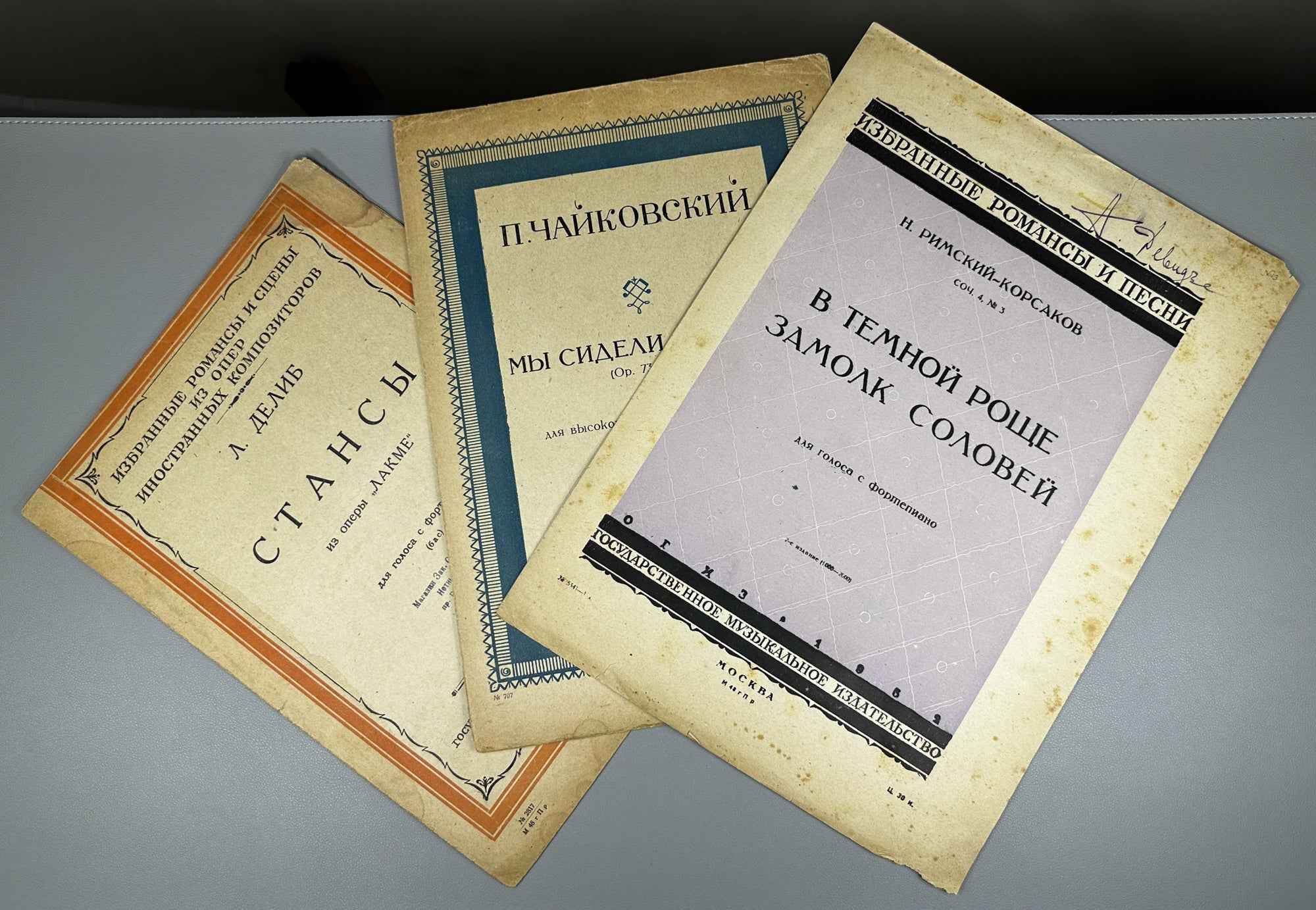 Lot of 3 Soviet Vocal Sheet Music Editions: Delibes, Tchaikovsky, Rimsky-Korsakov. Voice and Piano. Moscow: Muzgiz, 1930s. In Russian and German.