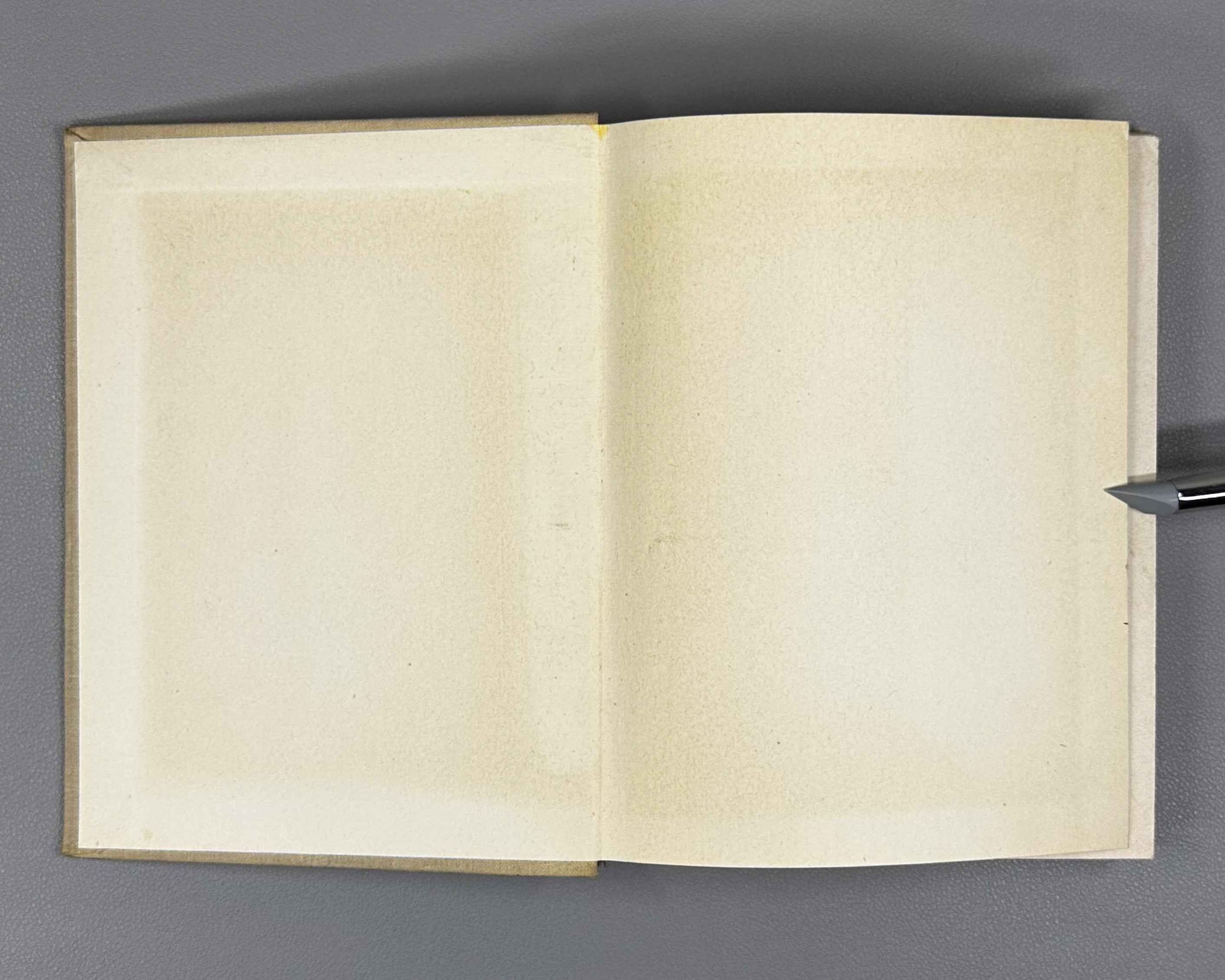 Hikmet, Nazim. Selected Poems 1921-1961 (Izbrannye stikhi 1921-1961). First edition of this compilation, 1962. In Russian.