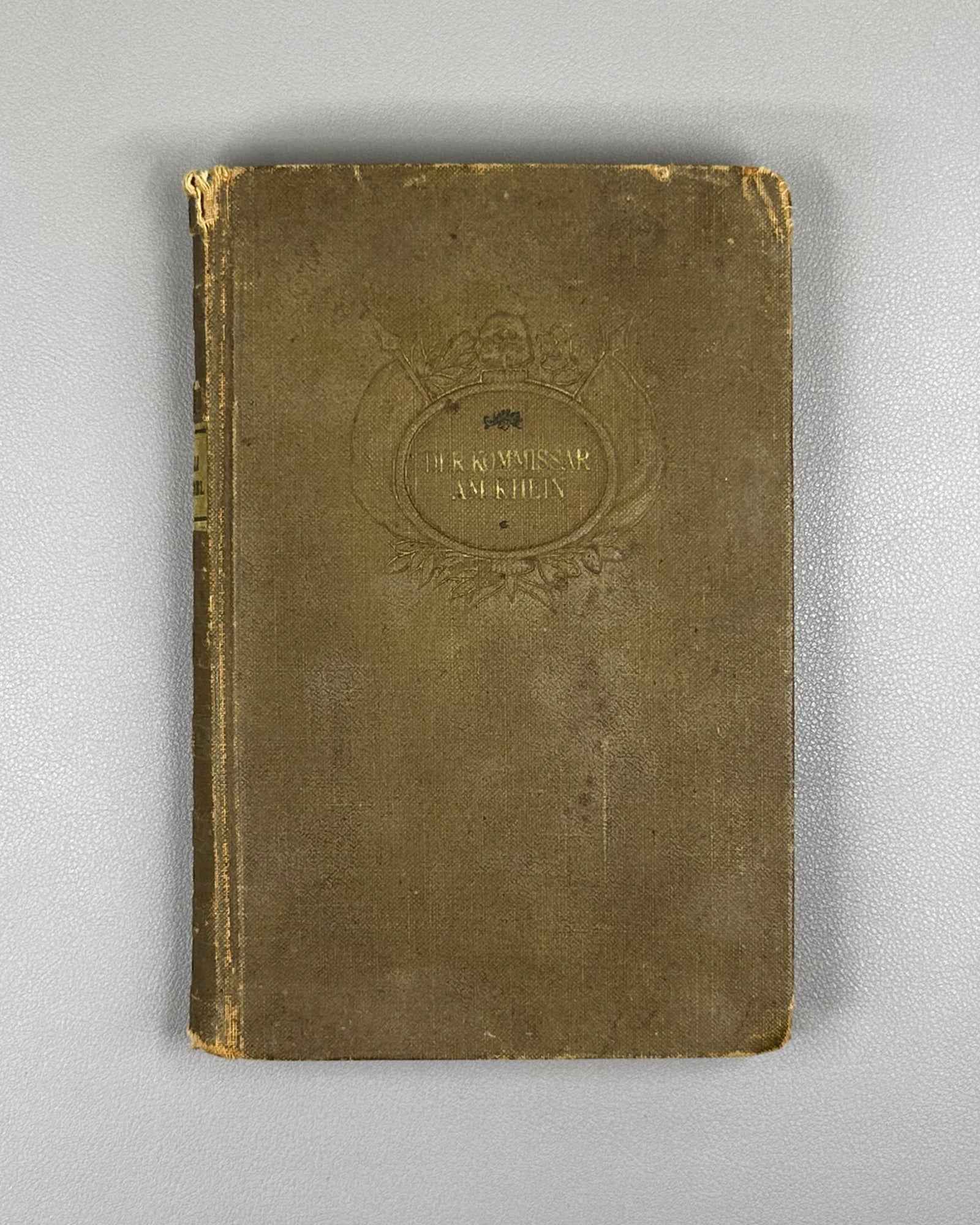 Bredel, Willi. Der Kommissar am Rhein. First edition. Moscow: Meshdunarodnaja Kniga, 1940. In German.