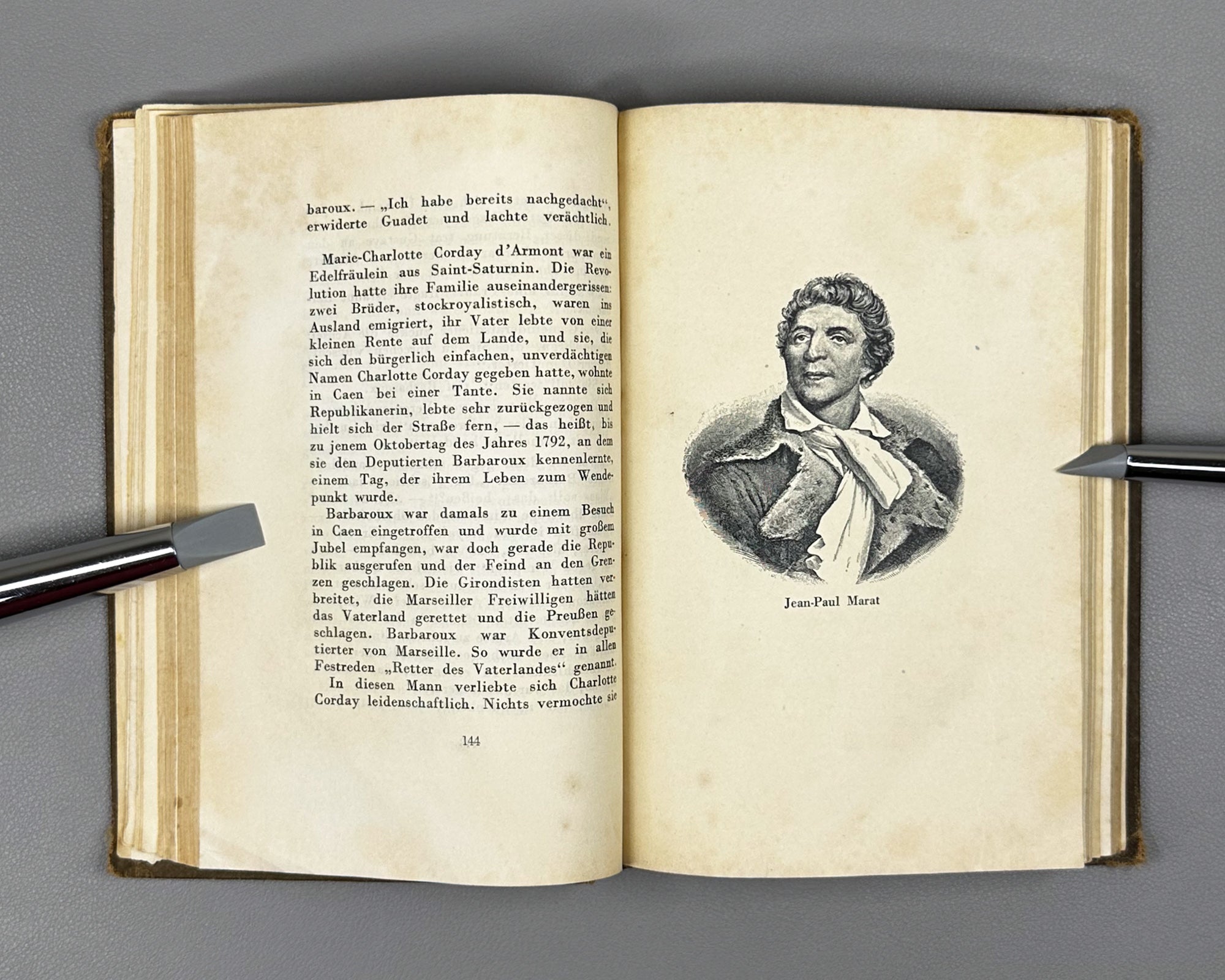 Bredel, Willi. Der Kommissar am Rhein. First edition. Moscow: Meshdunarodnaja Kniga, 1940. In German.