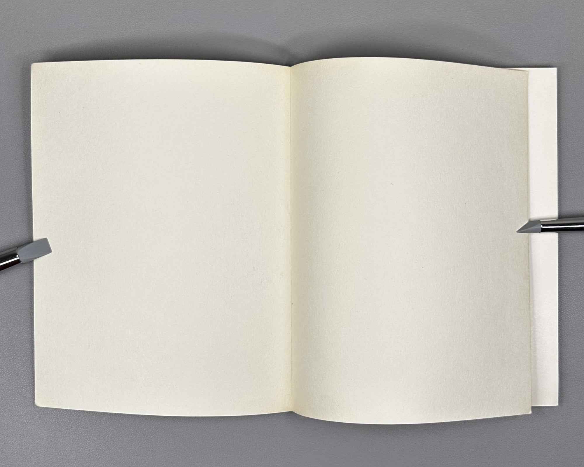 Privalova, E. Zurab Nizharadze. Moscow: Sovetskiy khudozhnik, 1972. In Russian.