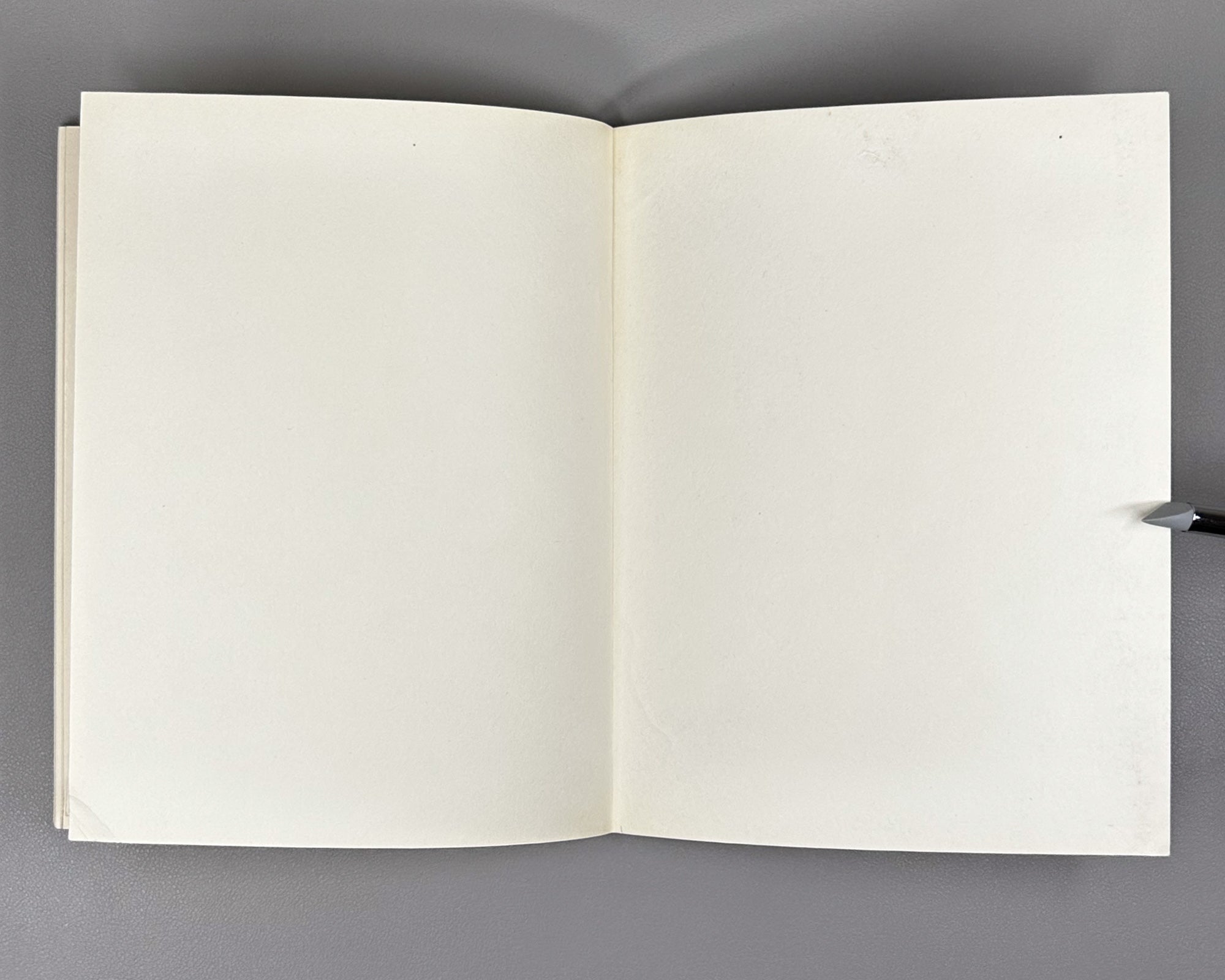 Privalova, E. Zurab Nizharadze. Moscow: Sovetskiy khudozhnik, 1972. In Russian.
