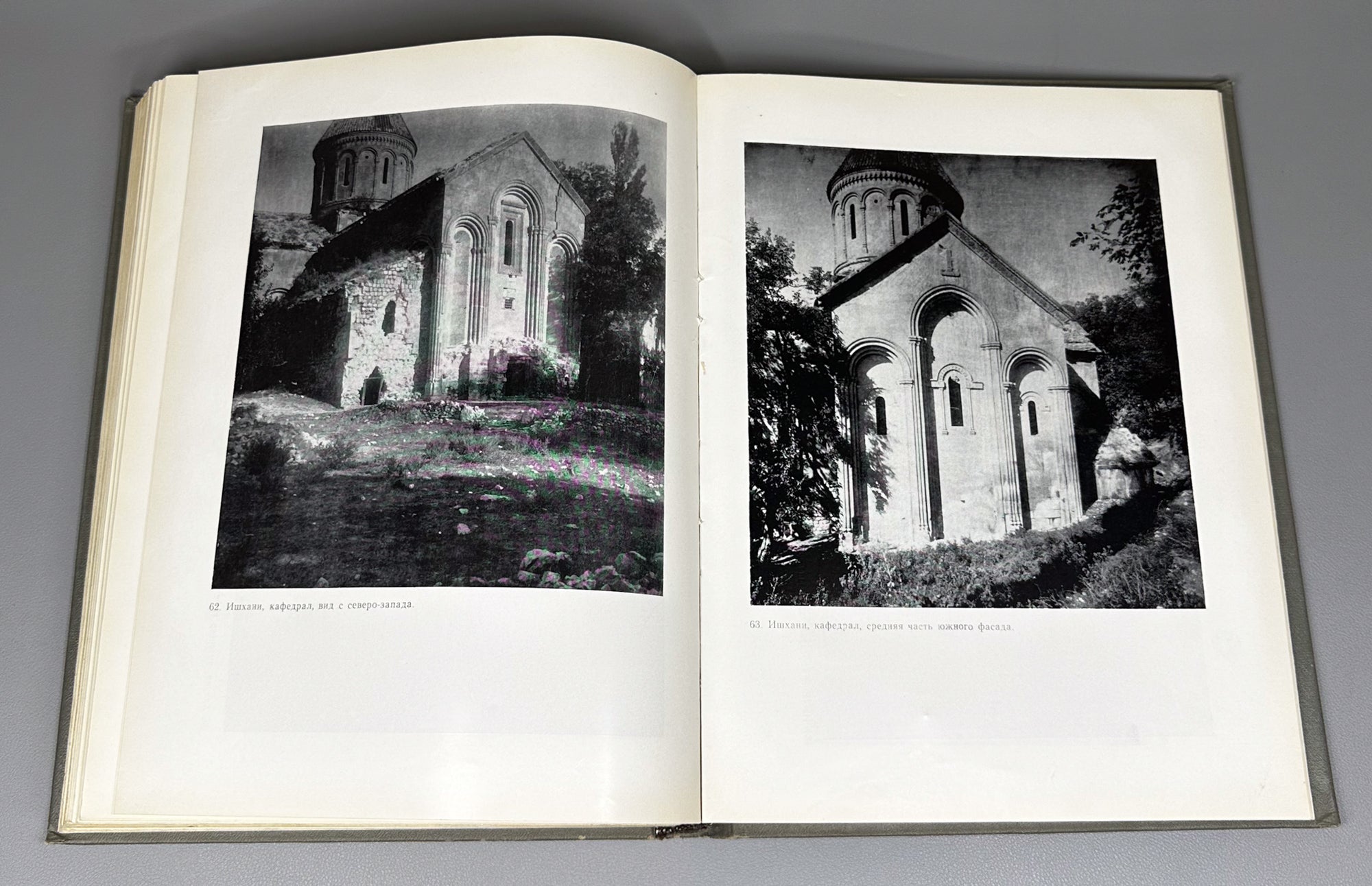 [Signed] Beridze, Vakhtang. Architecture of Tao-Klardjeti (Arkhitektura Tao-Klardzheti). Tbilisi, 1981. In Russian, Georgian, and French.