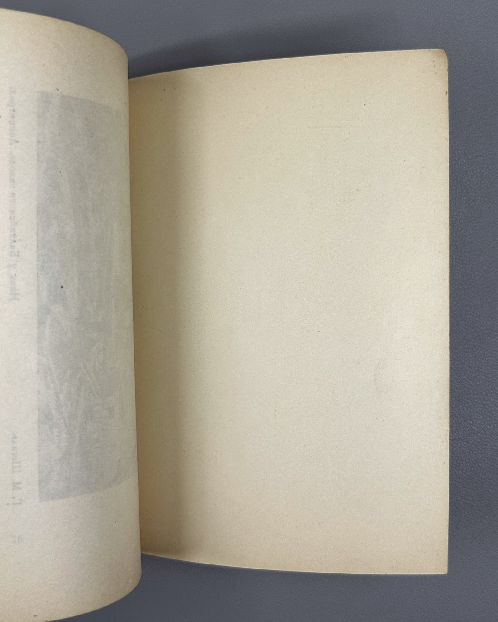 [Constructivist cover] Traveling Art Exhibition: Painting, Drawing, Engraving, Etching (Peredvizhnaya khudozhestvennaya vystavka), article by N. N. Maslenikov, 1933. In Russian.